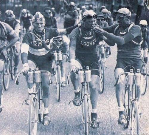 Two cyclists (Vervaeke and Geldhol) smoking during the 1920 Tour de France.