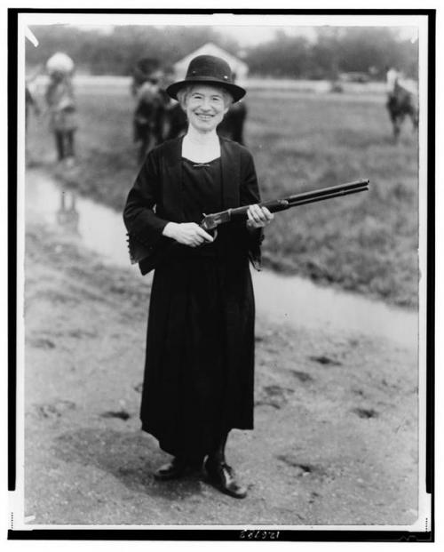 Sharpshooter Annie Oakley, with a gun that Buffalo Bill gave her, 1922.