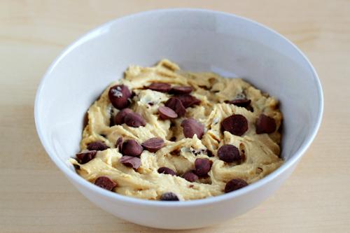 2-minute-microwave-chocolate-chip-cookies