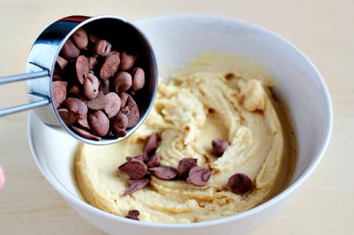 2-minute-microwave-chocolate-chip-cookies